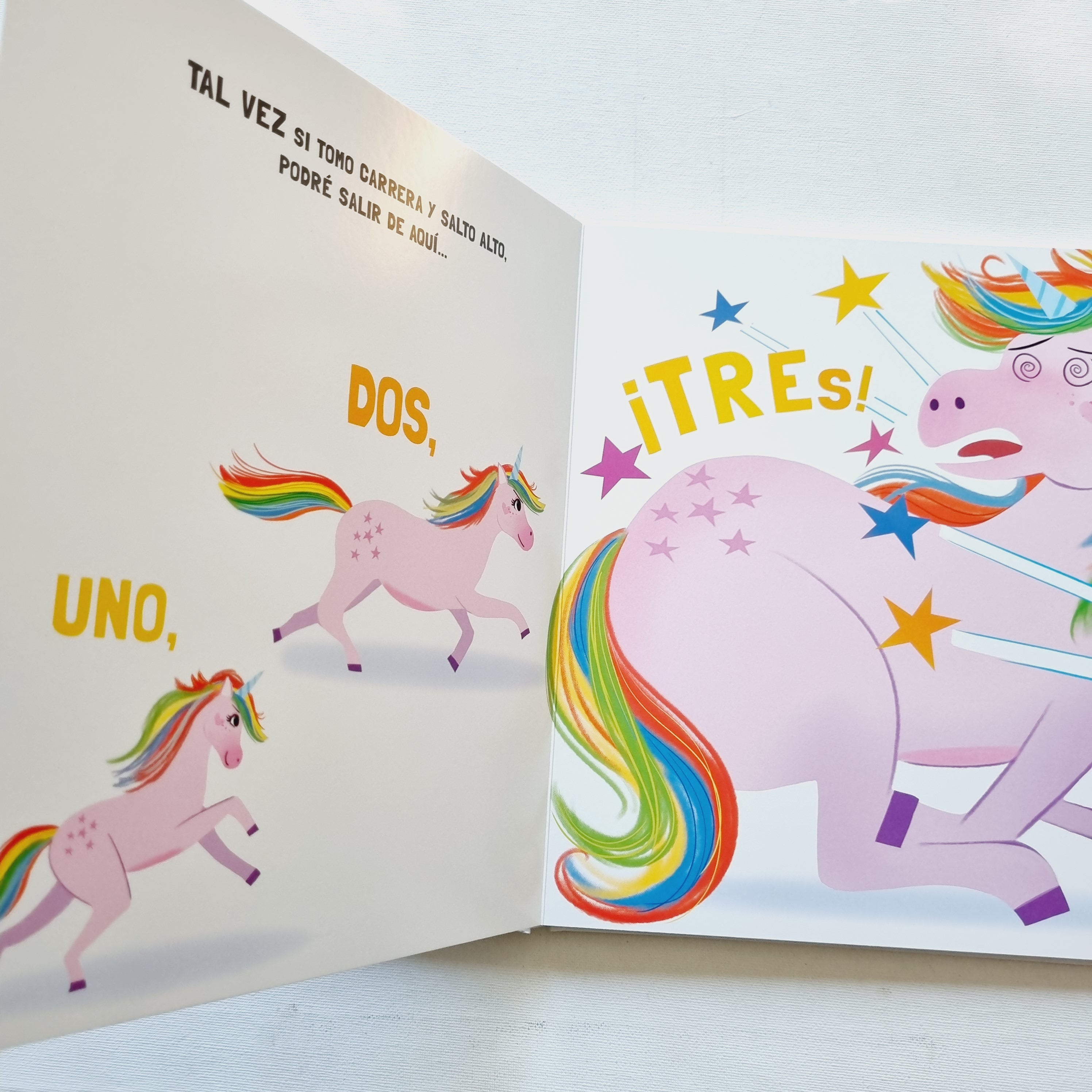 Hay un unicornio atrapado en mi libro!