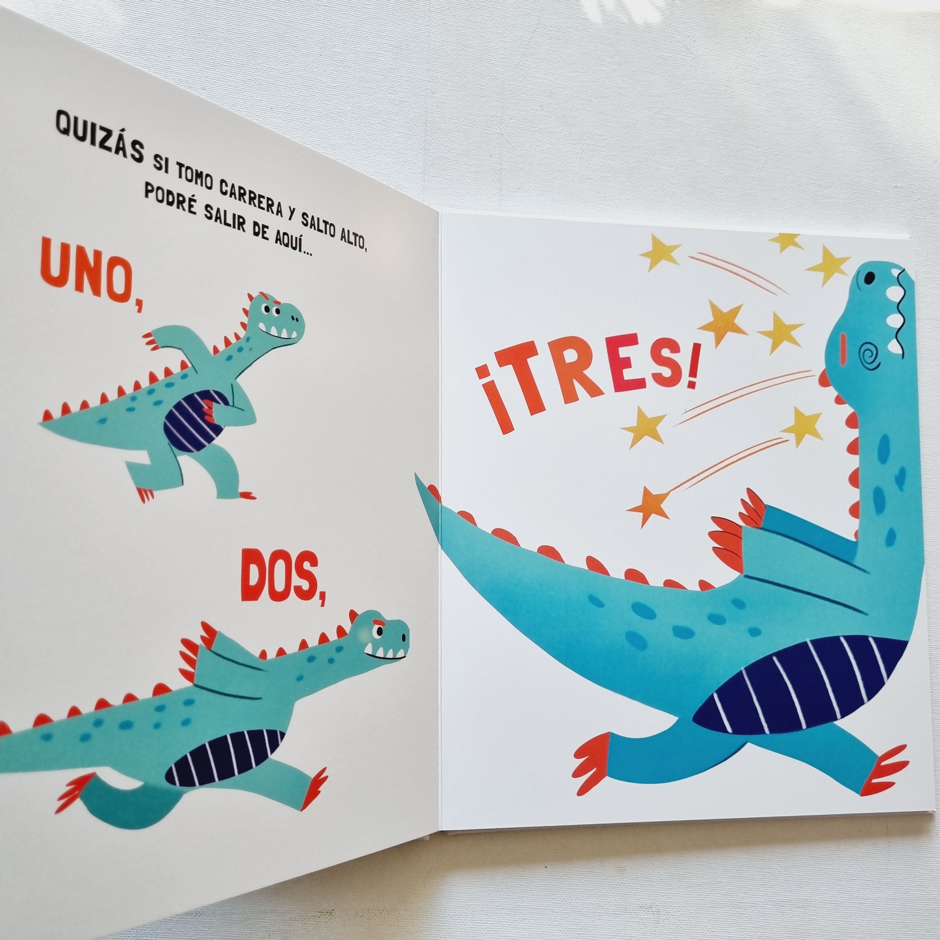 Hay un dinosaurio atrapado en mi libro!