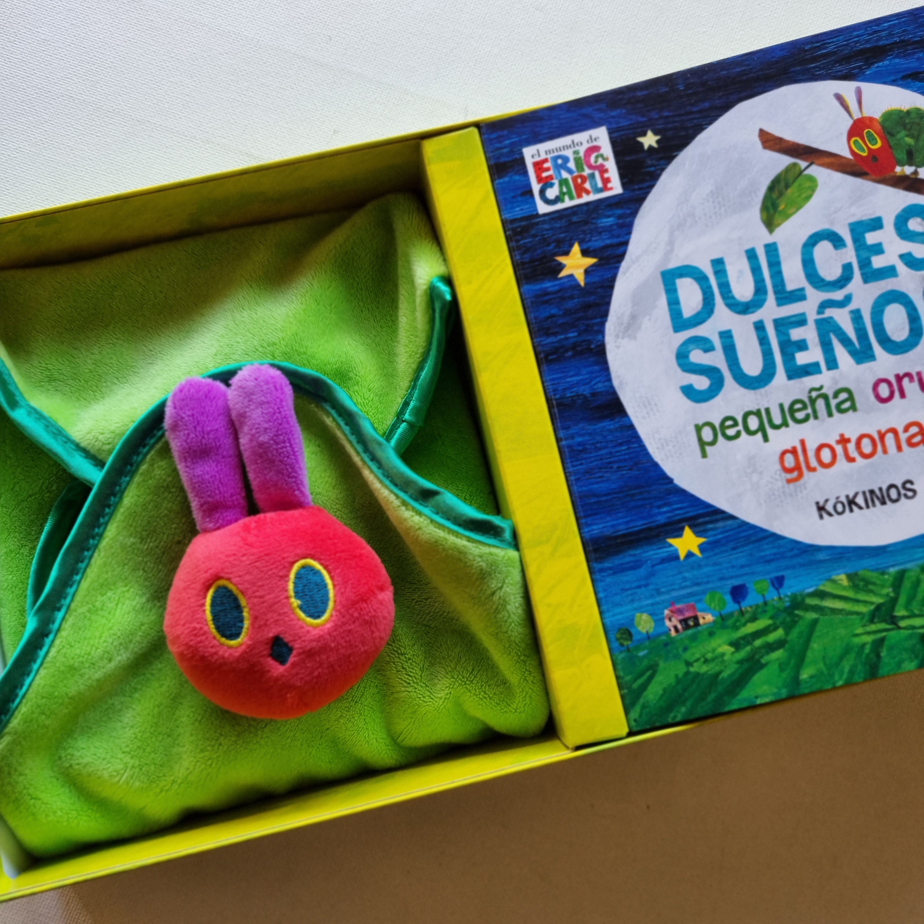 Dulces sueños pequeña oruga glotona - Libro + mantita