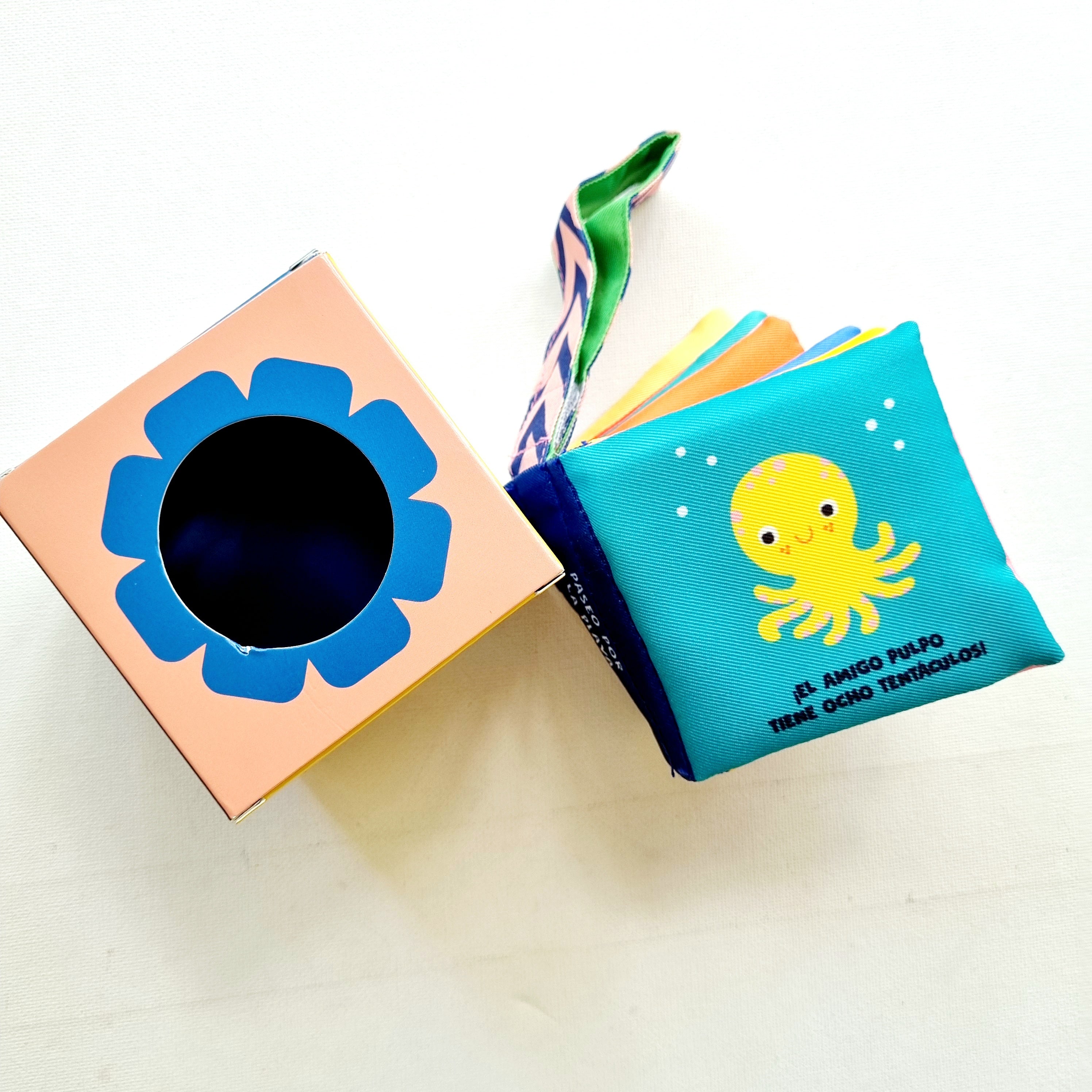 Paseo por la playa. Libro de tela