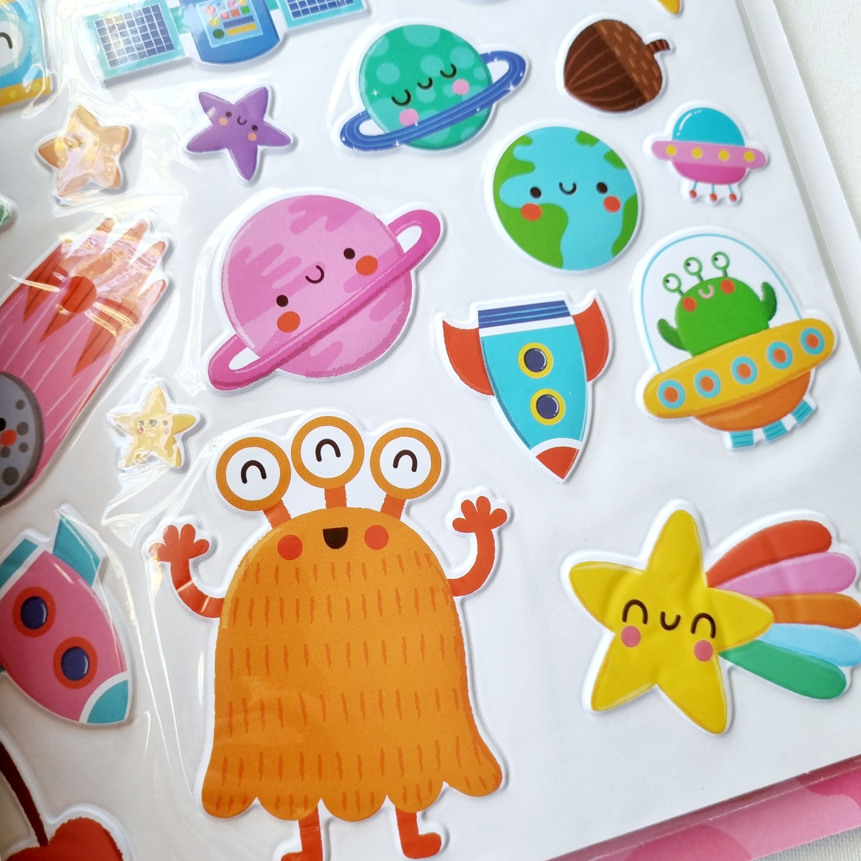 Pego y me divierto con mis stickers 3D: El espacio