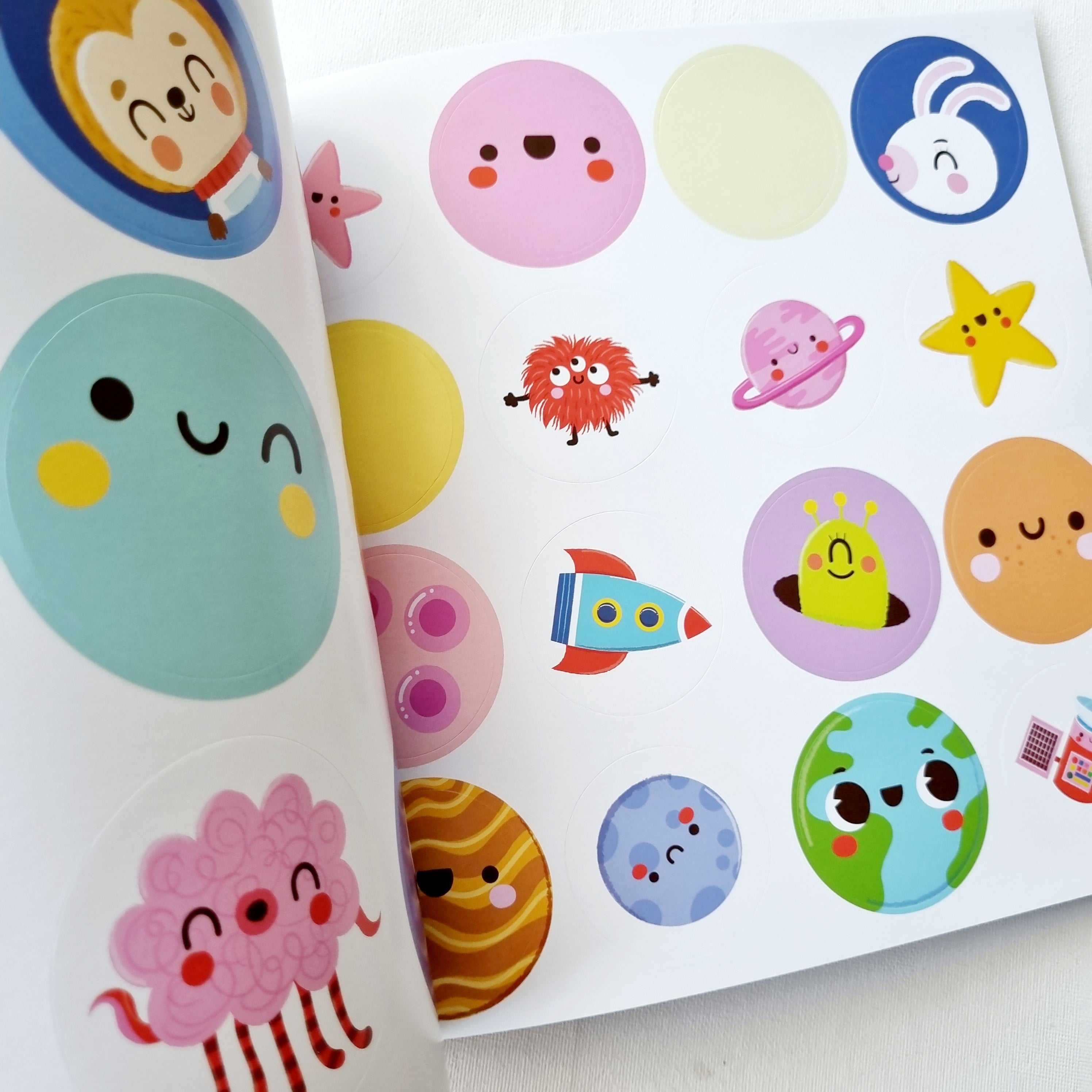 Pego y me divierto con mis stickers 3D: El espacio