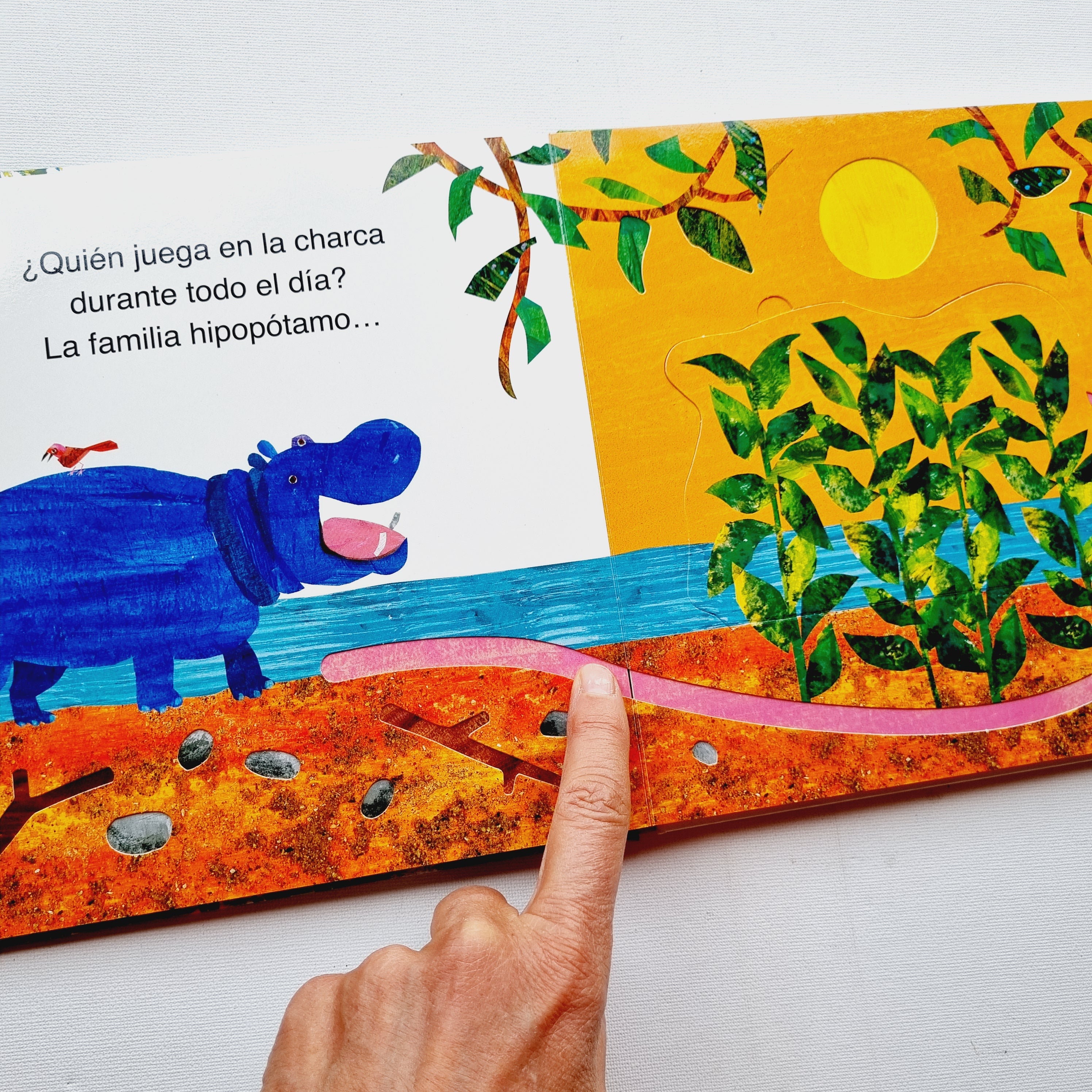 La pequeña oruga glotono juega al escondite con los animales