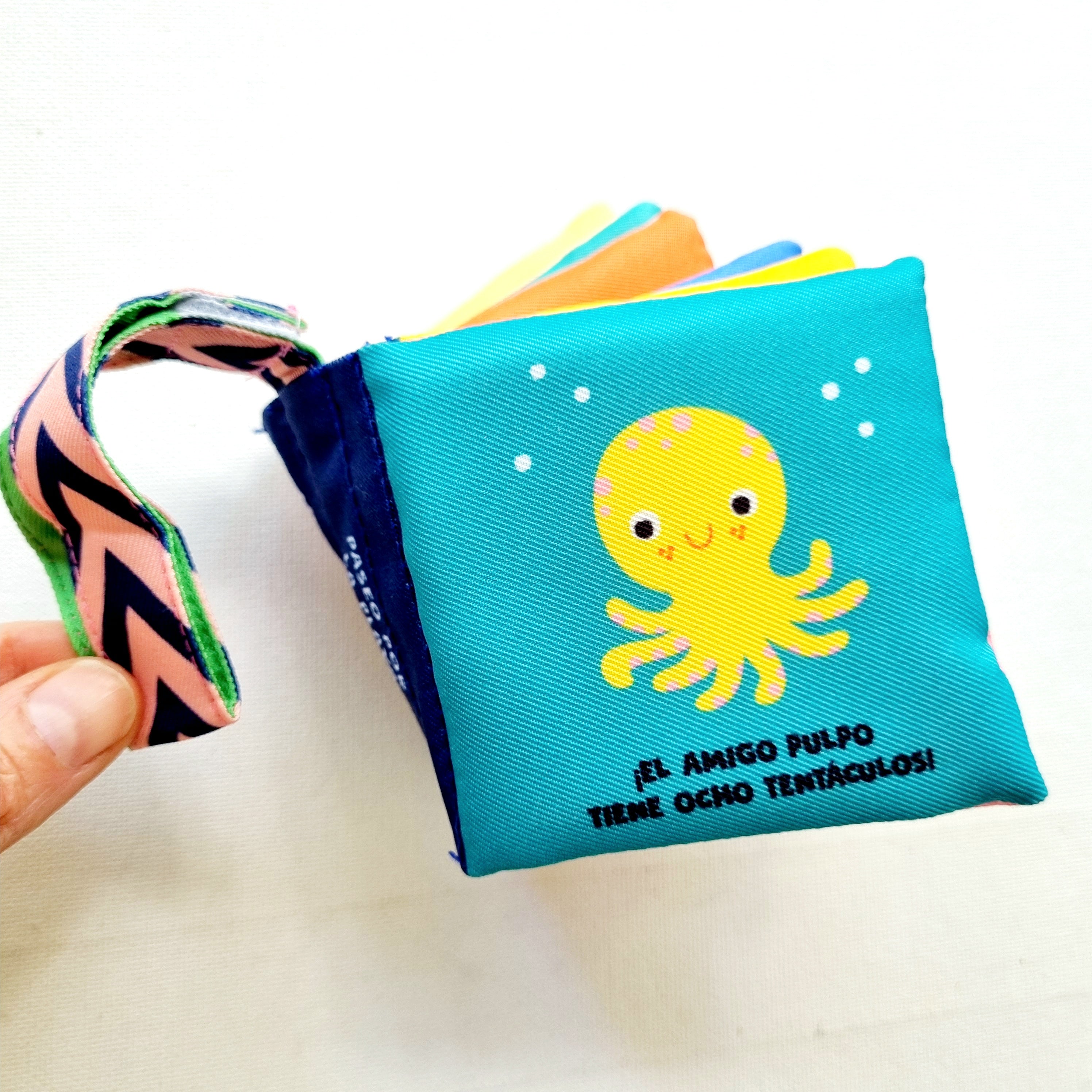 Paseo por la playa. Libro de tela