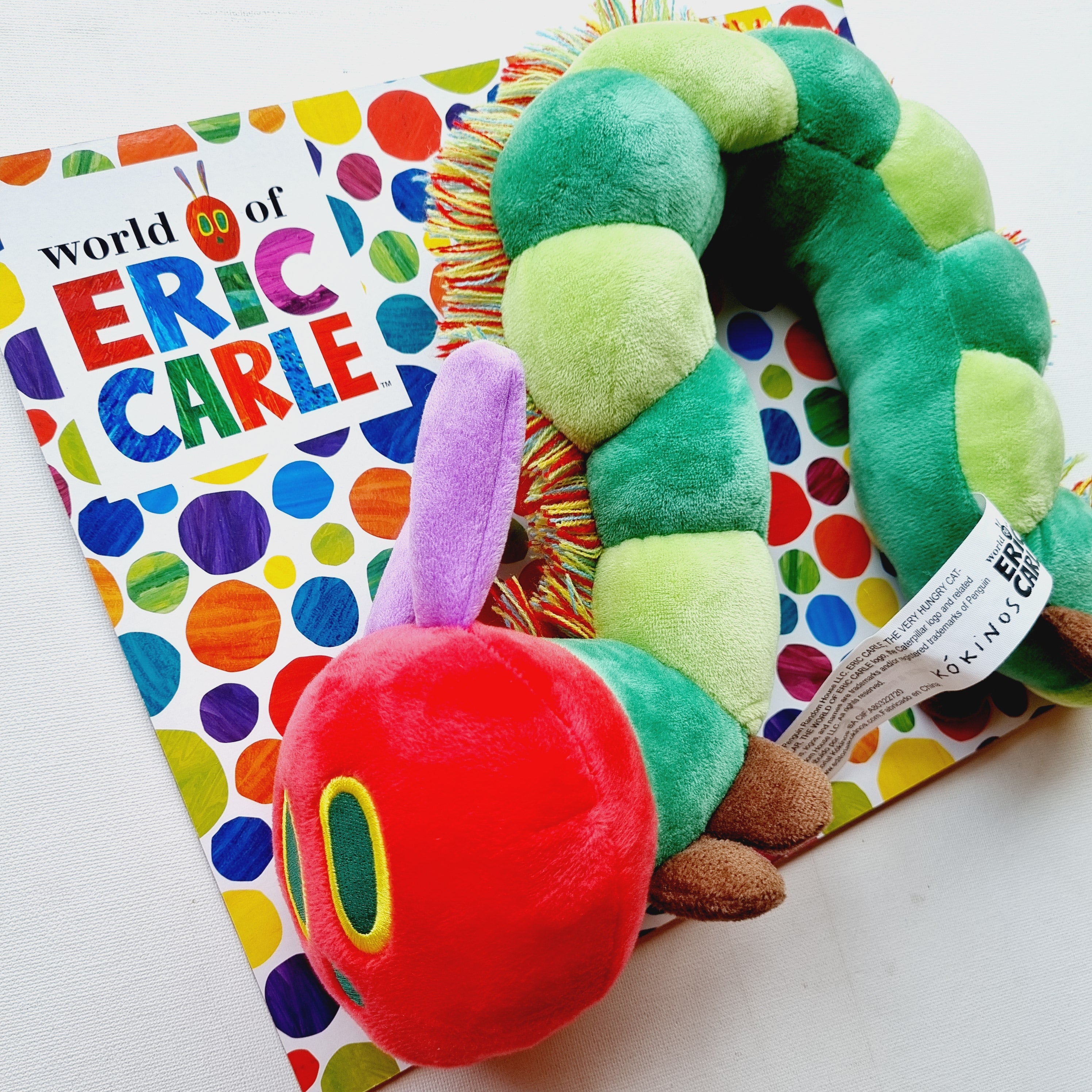 Peluche de La oruga glotona + libro de actividades en su entorno natural.