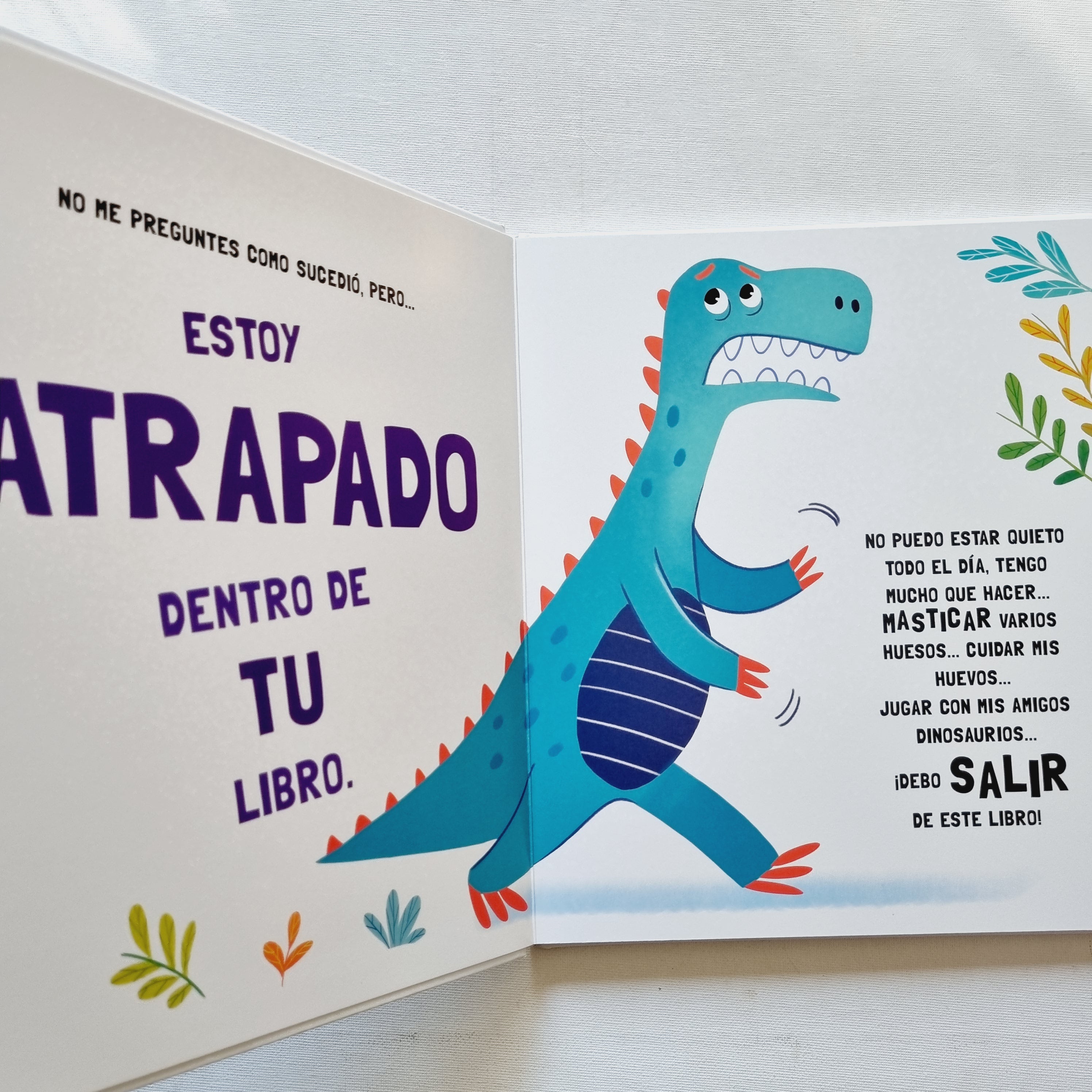 Hay un dinosaurio atrapado en mi libro!