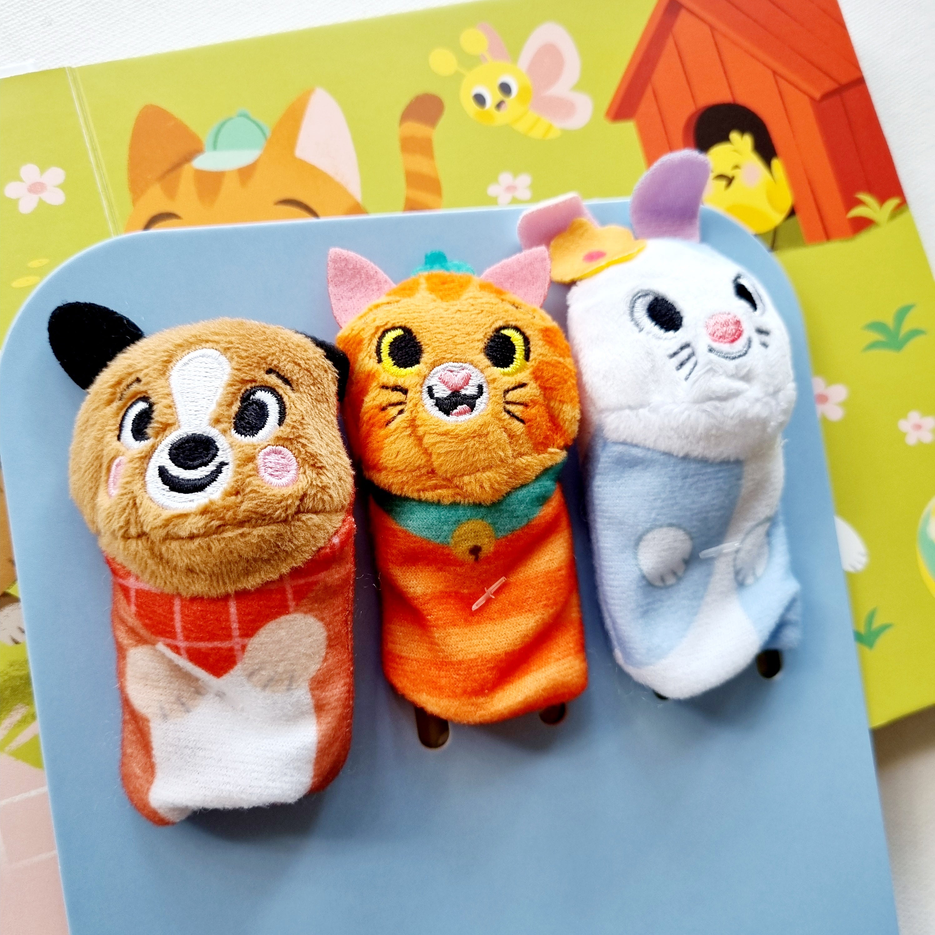 Buenas noches con mis tres títeres de dedo.  Pequeños amigos