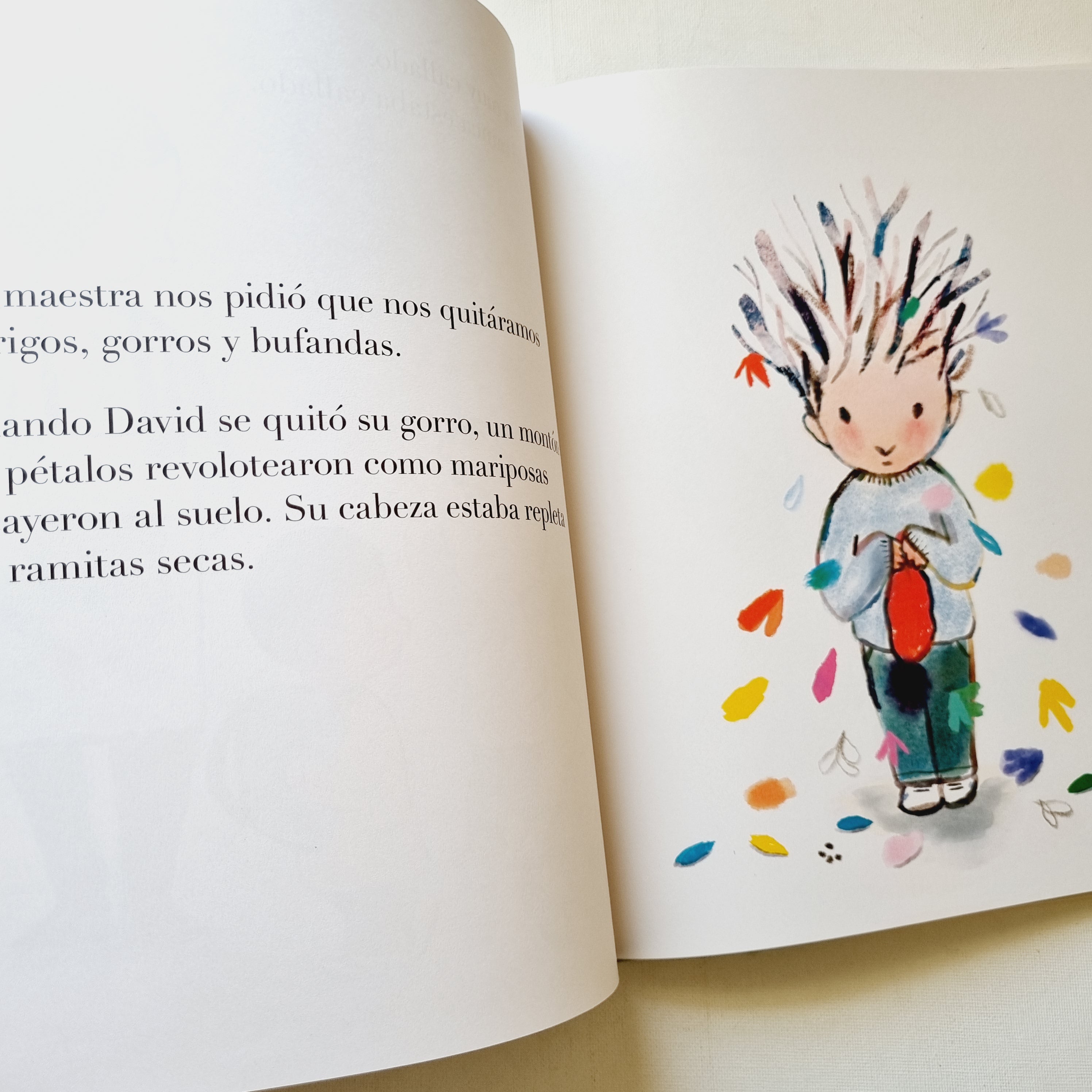 El niño con flores en la cabeza