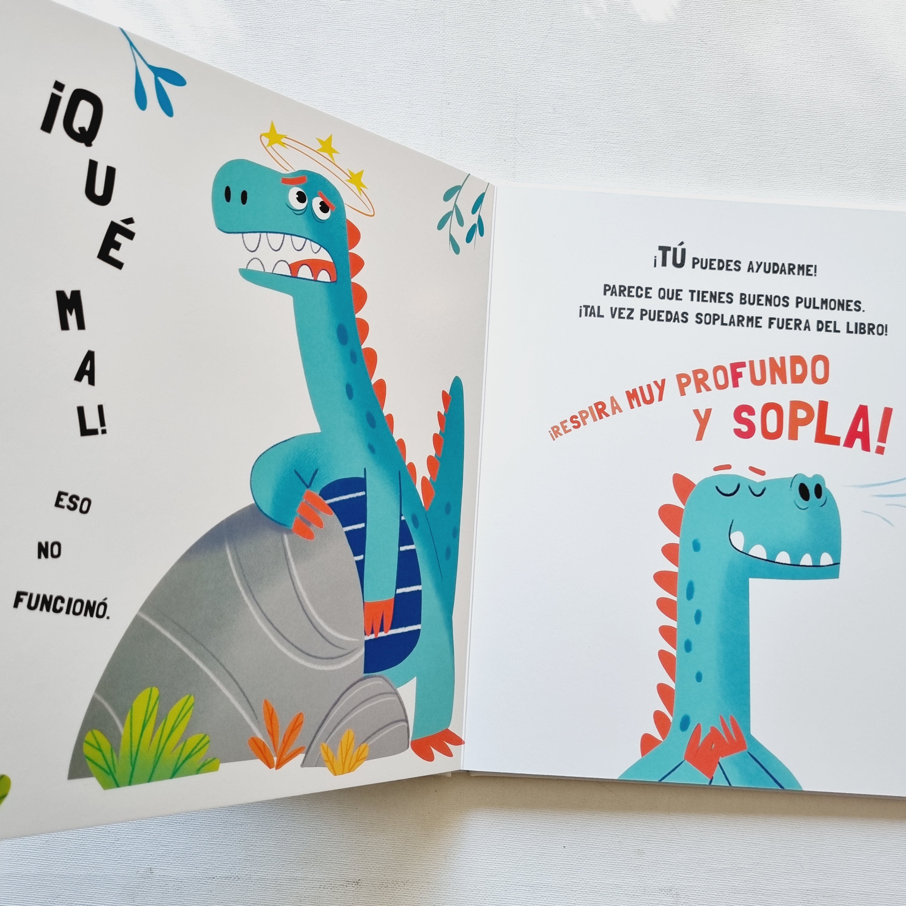 Hay un dinosaurio atrapado en mi libro!